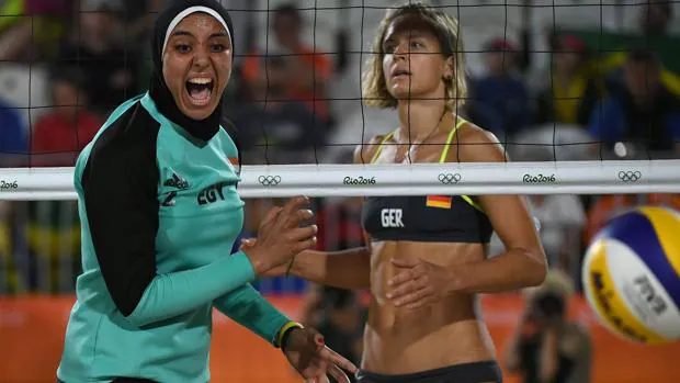 La jugadora egipcia Doaa Elghobashy, durante un lance de su partido contra la selección alemana