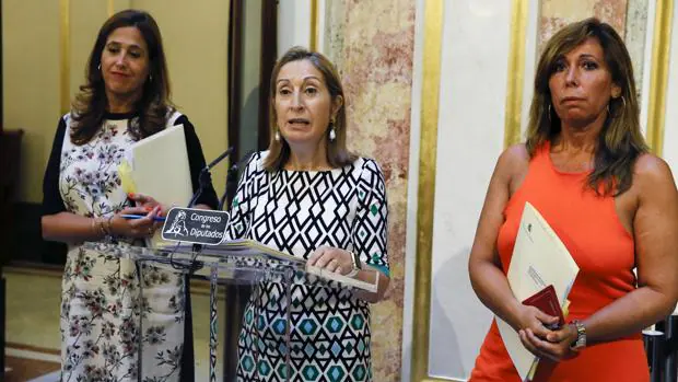 La presidenta de la Cámara Baja, Ana Pastor, junto a la vicepresidenta tercera de la Mesa del Congreso, Rosa María Romero, y la secretaria primera, Alicia Sánchez-Camacho