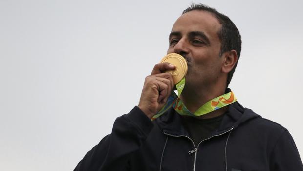 Fehaid Aldeehani besa su medalla de oro