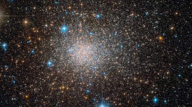 Imagen de Terzan 5, una inusual acumulación de estrellas que podría ser como una representación de los ladrillos primordiales de los comienzos de la Vía Láctea