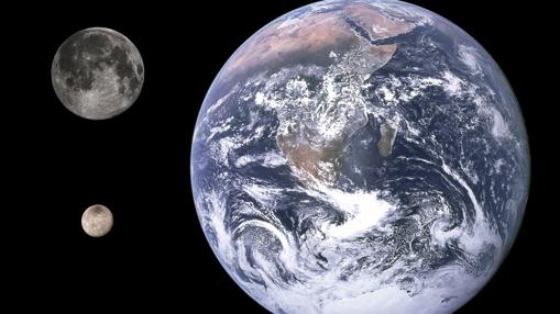 Comparativa de tamaños entre la Tierra (derecha), la Luna (arriba) y Caronte