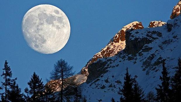 Imagen de la Luna sobre las montañas de Suiza