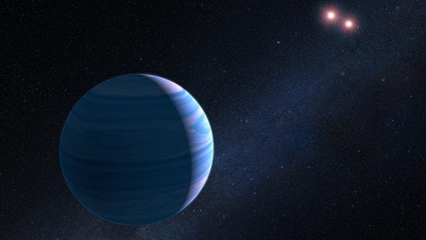 Ilustración artística de un planeta gigante rodeando un par de estrellas enanas rojas.
