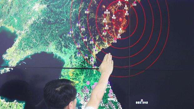 Un hombre muestra sobre un mapa el efecto sísmico provocado por la última prueba nuclear de Corea del Norte