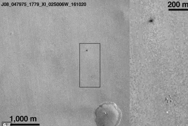 Imagen tomada por la NASA del punto de impacto de Schiaparelli, en negro