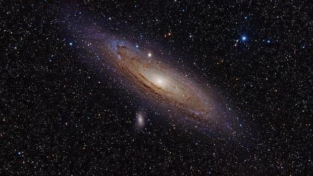 Galaxia de Andrómeda. Todas las galaxias observadas giran demasiado rápido para como ser solo impulsadas por la gravedad de la materia visible. Por eso, se ha propuesto que existe una materia oscura que tira gravitacionalmente pero que no se puede observar
