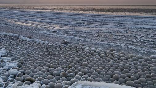 Bolas de hielo encontradas en la playa Stroomi, en Finlandia