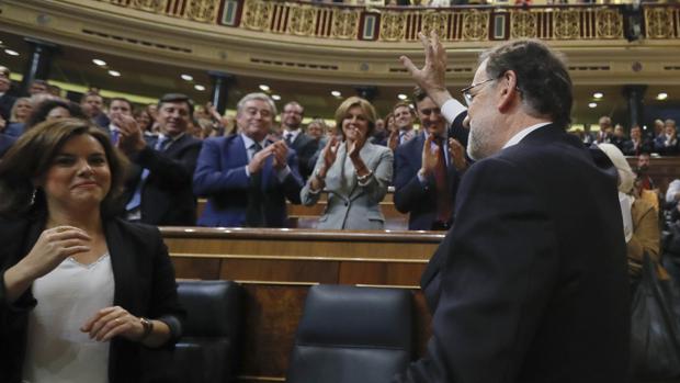 Rajoy recibe el aplauso de su bancada durante la sesión de investidura