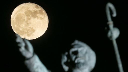 La superluna, junto al monumento a los peregrinos en el monte del gozo en Santiago