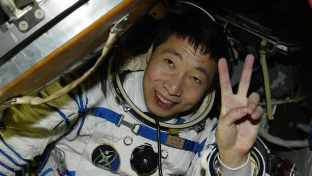 Yang Liwei, el primer astronauta chino, saluda justo después de aterrizar tras su viaje espacial