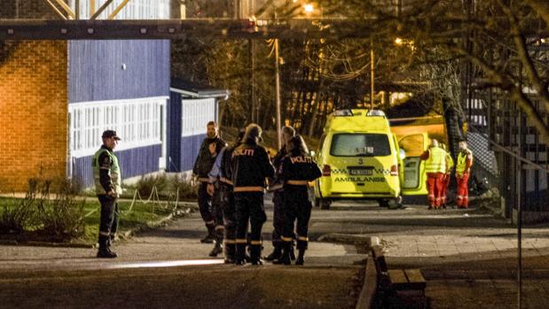 Policías y miembros del servicio de emergencia inspeccionan el sitio de crimen delante de la escuela Wilds Minne en Kristiansand, Noruega