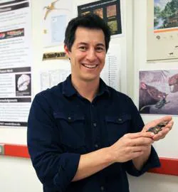 El investigador Gregory Wilson muestra uno de los fósiles