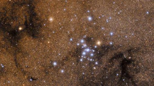 Astrónomos de todo el mundo siguen buscando ondas de radio posiblemente originadas por civilizaciones alienígenas en las estrellas. En la imagen, un «puñado» de ellas, en el cúmulo M7