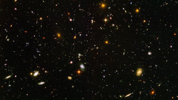 La mayoría de las galaxias son espirales, pero también hay formas elípticas o irregulares. El Hubble muestra la variedad en una pequeña porción del cielo, equivalente a la décima parte del diámetro de la luna, donde halló 10.000 galaxias