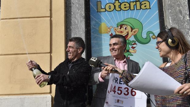 Los responsables de una administración de lotería de Palma de Mallorca celebran tras averiguar que han vendido el segundo premio del sorteo de Navidad