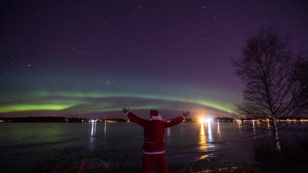 Papá Noel disfruta de una aurora boreal en Finlandia antes de emprender su viaje por todo el mundo