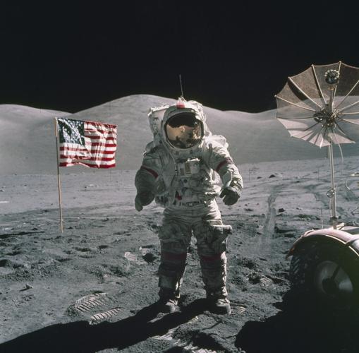 Cernan, junto a una bandera de Estados Unidos, tras una caminata espacial el 12 de diciembre de 1972