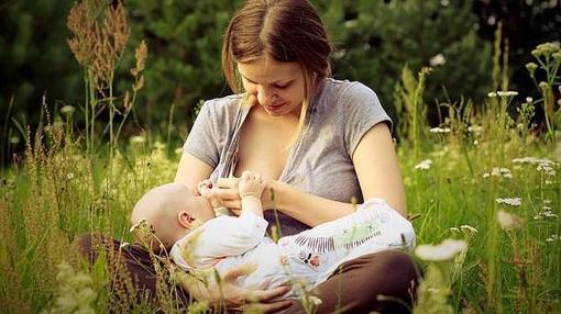 La música relajante imita sonidos como las vocalizaciones maternas y los arrullos