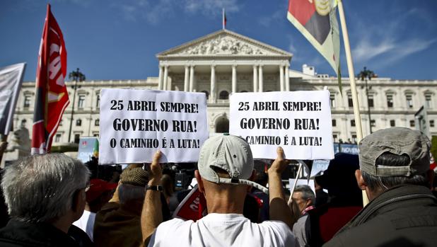 Protestas enfrente del parlamento portugués en 2013