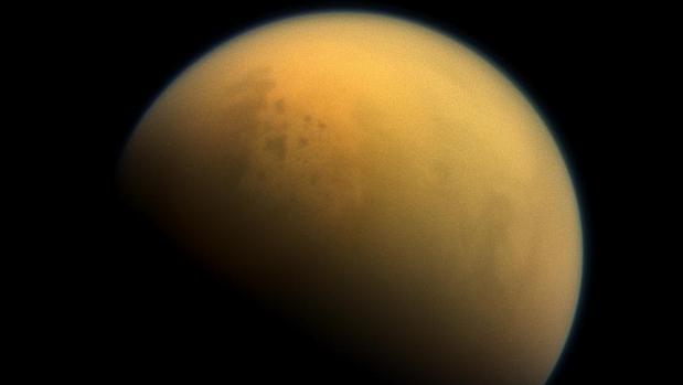 Imagen real de Titán, la luna de Saturno, recubierta por una atmósfera de metano