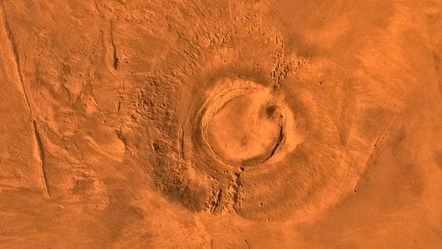 Imagen de Arsia Mons, uno de tres volcanes de la formación conocida como Tharsis Montes