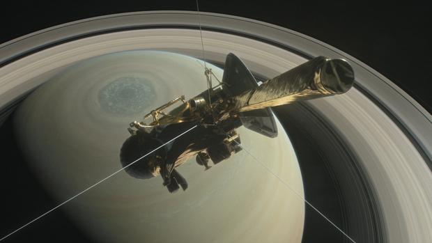 Esta ilustración muestra la nave espacial Cassini de la NASA por encima hemisferio norte de Saturno antes de uno de sus 22 grandes inmersiones finales