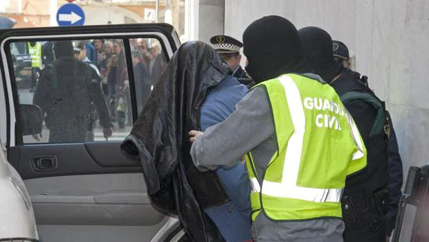 La Guardia Civil introduce en un coche a un detenido el pasado 15 de marzo