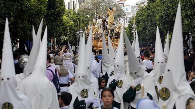 Nazarenos hechos por niños del colegio