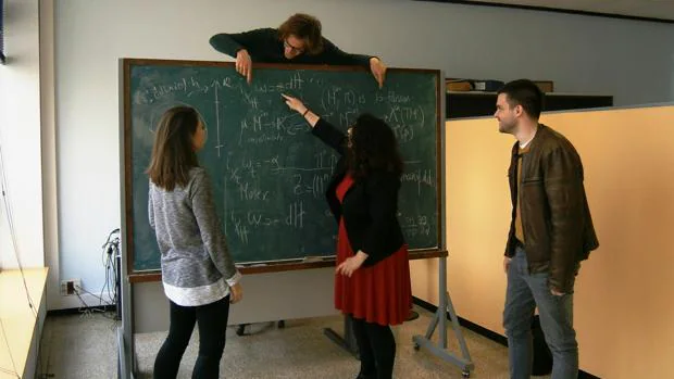 Eva Miranda (centro) y sus alumnos discuten sobre geometría simpléctica