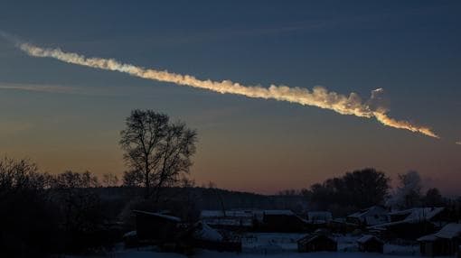 La huella dejada en el cielo por el meteoro que explotó en Chelyabinsk, Rusia, en 2013.