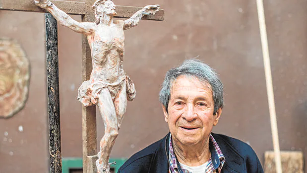Un Cristo tallado por unas manos de 87 años
