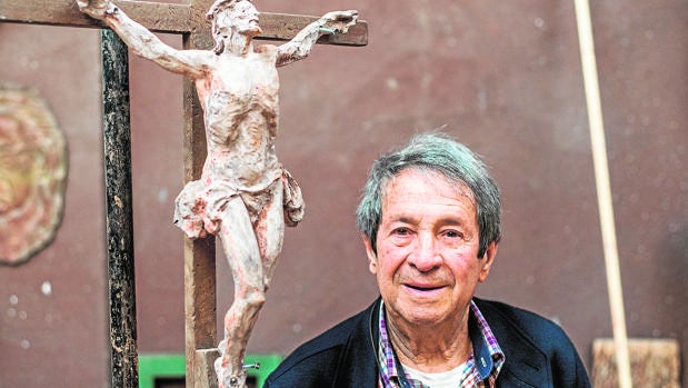 Mayoral, con el boceto del Cristo de la Humidad de la Hermandad Franciscana de Salamanca