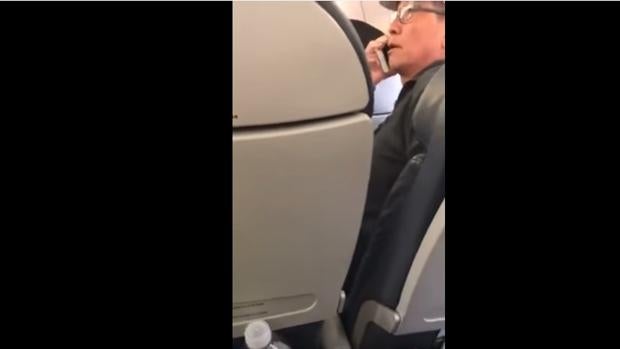 El pasajero de United Airlines, segundos antes de que lo echaran: «No me voy, soy médico y mañana trabajo»