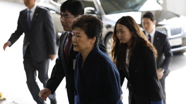 Park Geun-hye, camino de un interrogatorio en una foto de archivo