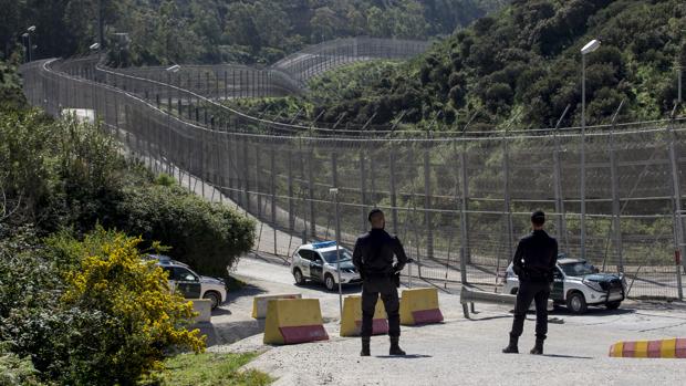 Una mujer muerta y una decena de heridos en una nueva avalancha en la frontera de Ceuta