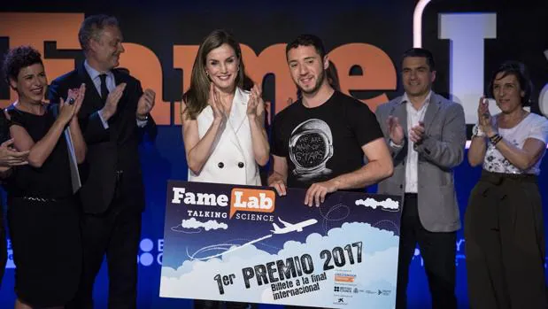 Doña Letizia entrega un billete simbólico a Pedro Daniel Pajares, ganador de la edición española de Famelab