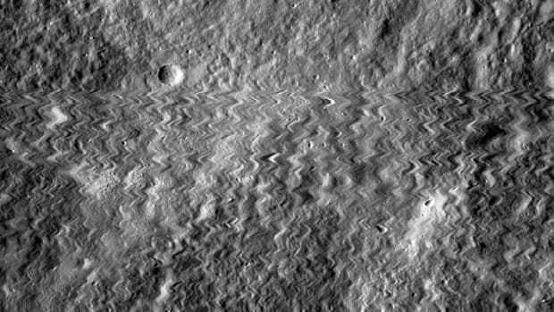 La imagen movida de la superficie lunar muestra el momento en el que la cámara recibió el impacto
