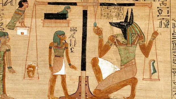 Anubis vigilando la balanza donde se encuentra el corazón y la pluma