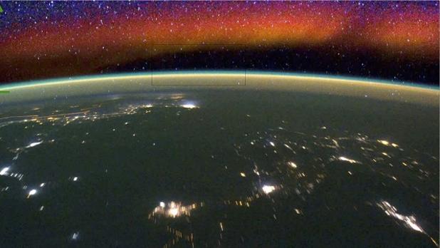 La Estación Espacial Internacional capta dos fenómenos de brillo en la atmósfera (abajo uno verde y arriba otro rojo)