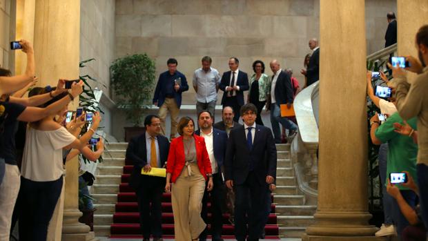 Puigdemont se queda solo con su consulta ilegal