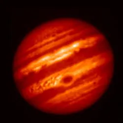 Esta imagen en color falso de Júpiter fue tomada en mayo con el telescopio Subaru de Hawái