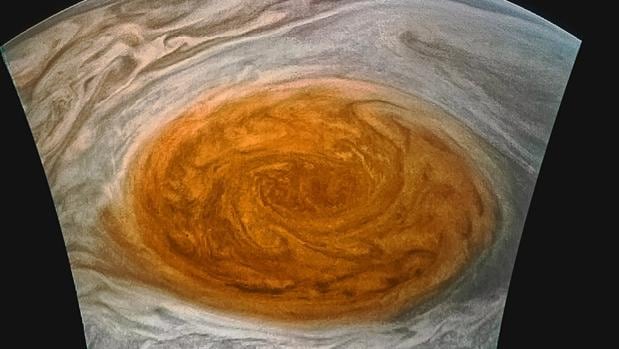 Imagen en color mejorado de la Gran Mancha Roja de Júpiter, creada por el científico Jason Major utilizando datos de la cámara JunoCam
