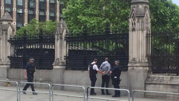 La Policía detiene a un hombre armado con un cuchillo en los alrededores del Parlamento británico