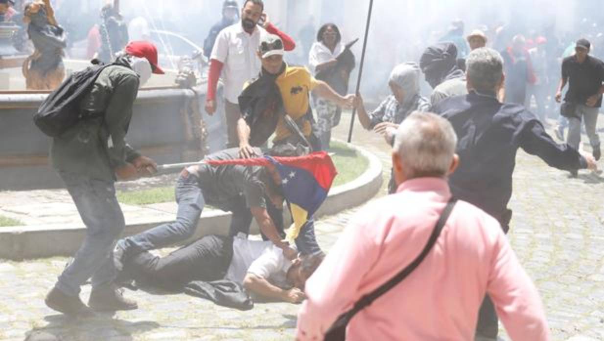 Silencio en Podemos ante el asalto chavista a la Asamblea de Venezuela