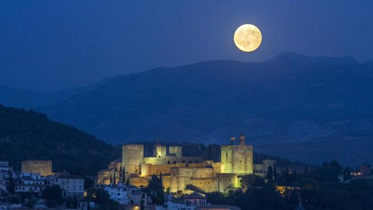 La luna roja de la Alhambra
