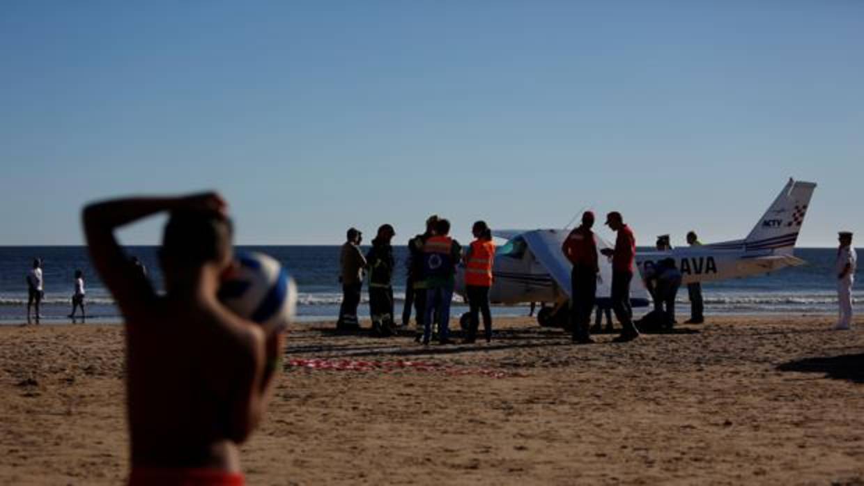 Dos bañistas mueren arrollados por una avioneta en una playa portuguesa