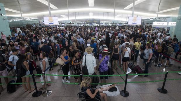 Aglomeraciones de pasajeros en El Prat en el tercer día de huelga parcial