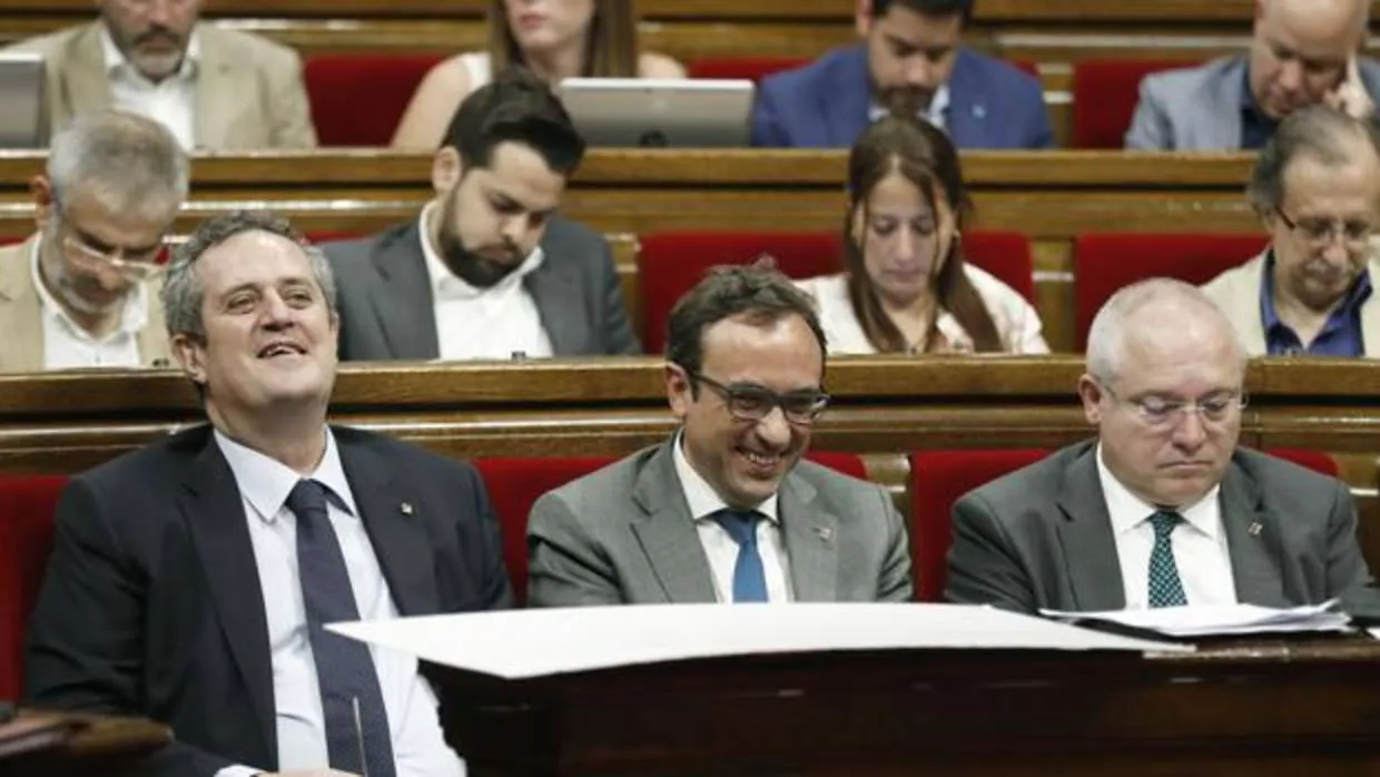 El conseller de Interior, Joaquim Forn (i), el de Territorio y Sostenibillidad , Josep Rull (c) y el de cultura Lluís Puig (d) en el Parlament