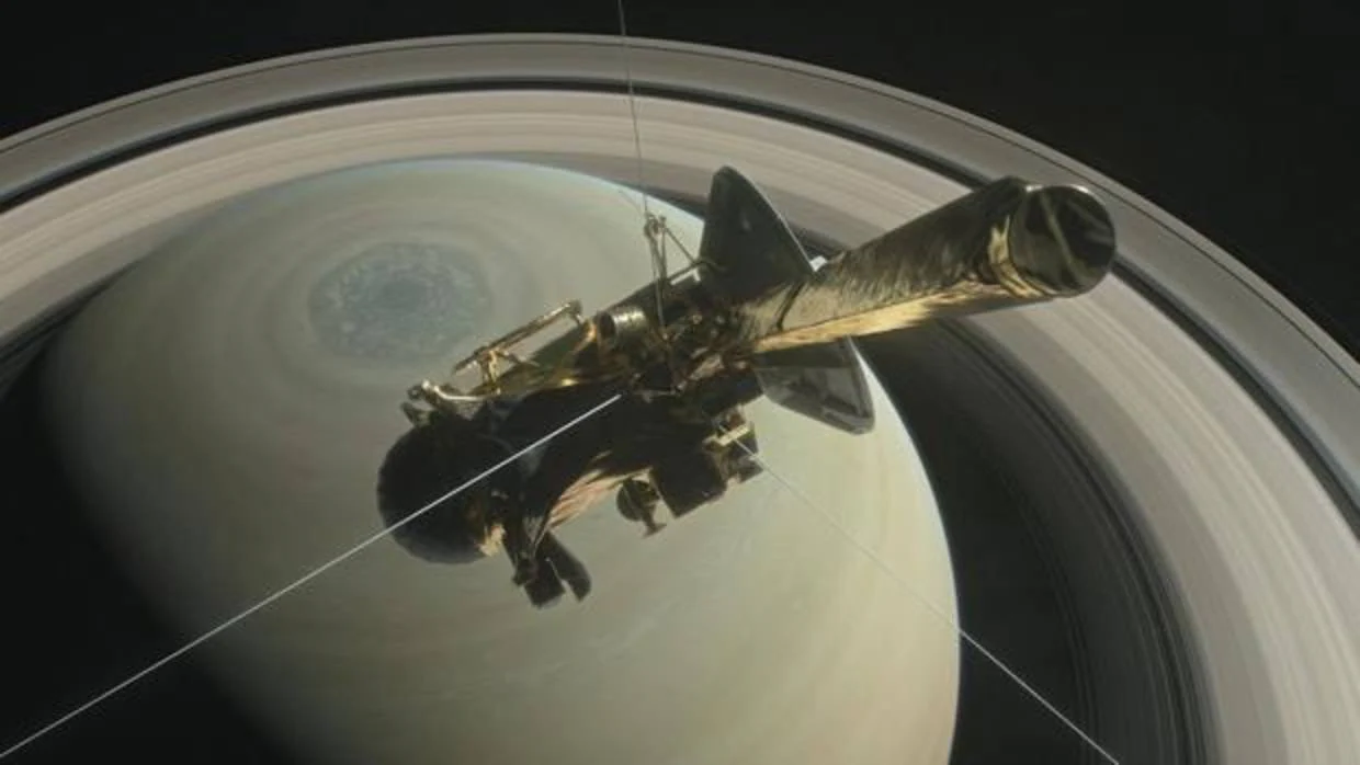Ilustración de la Cassini en una de sus 22 inmersiones entre Saturno y sus anillos