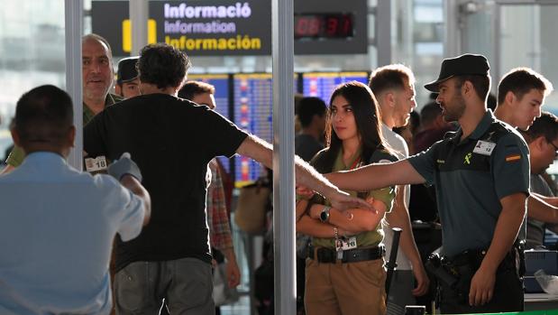 La Guardia Civil toma el control en El Prat por la huelga indefinida